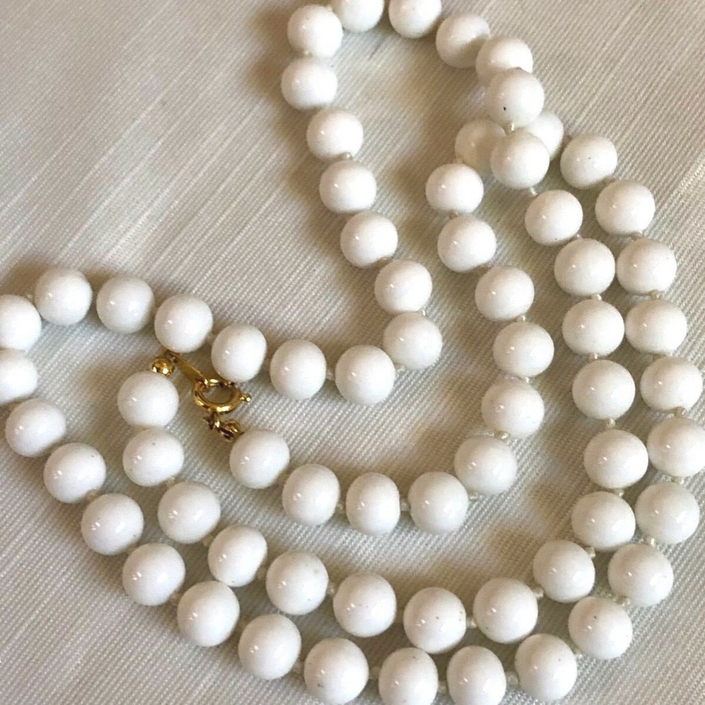 VINTAGE MILK GLASS KNOTTED ROUND 9MM BEADS STRAND NECKLACE